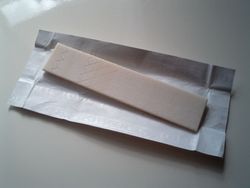 Un ingrediente en las gomas de mascar puede causar cáncer 800px-chewing_gum_stick