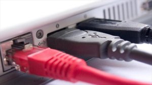 Nueva ley propone vigilar a todos los internautas para proteger a los menores Cables-de-red